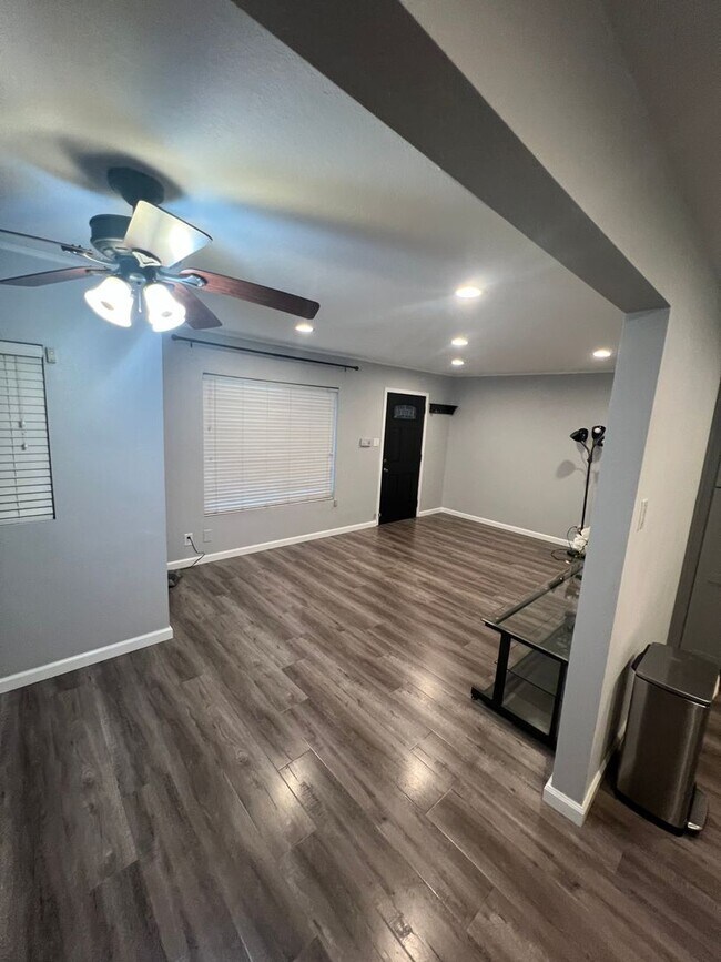 Building Photo - 212 N Aladdin Dr