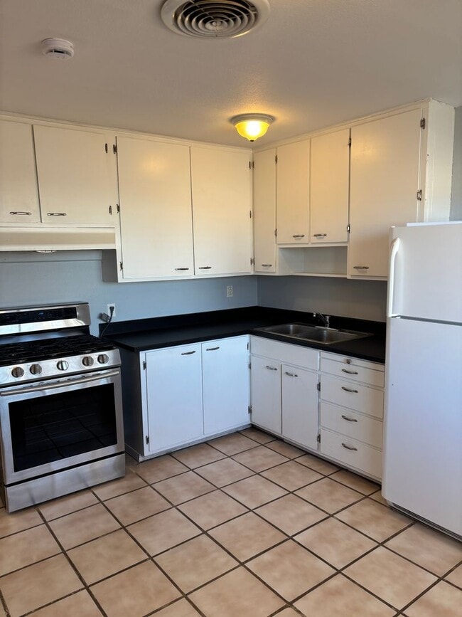Building Photo - Foothills beauty! Must see!