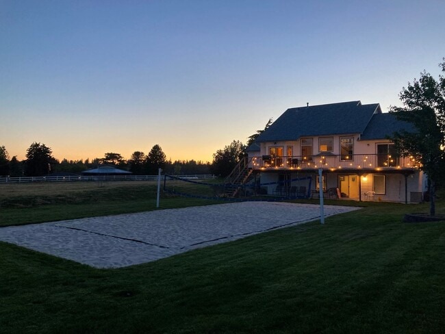 Building Photo - Beautiful Tri-Level Living on 5 Acres!