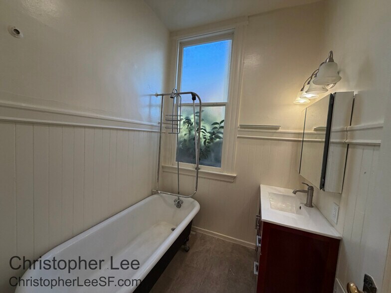 Building Photo - 2211 Pine St