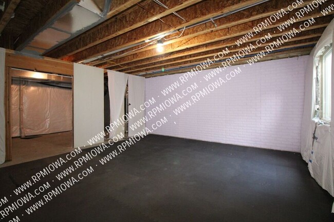 Building Photo - OVER 2000+ SQ FT!!! 3 Bedroom, 2.5 Bath To...