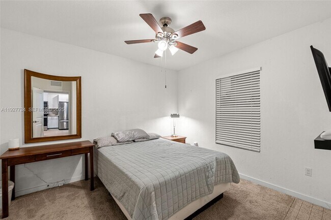 Building Photo - 525 NE 6th Pl