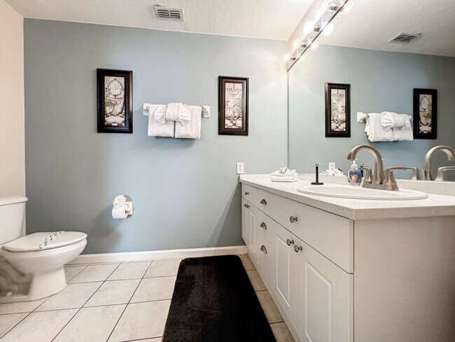 Building Photo - 2421 Silver Palm Dr