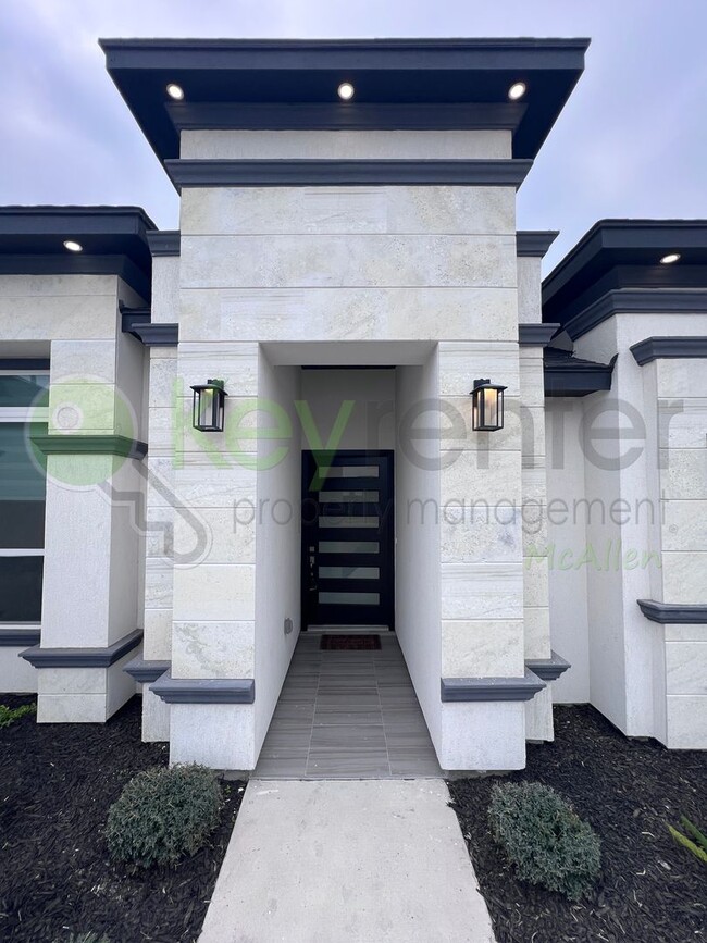 Building Photo - Stunning - 3 b/2.5 bath Home - Don't Miss Out!