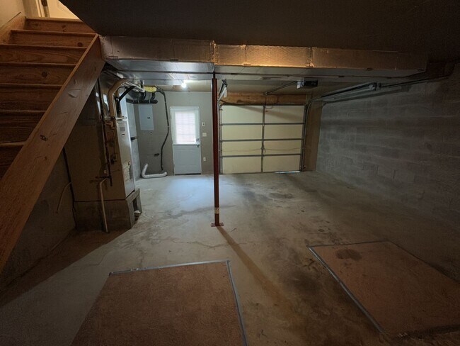 Building Photo - Townhouse