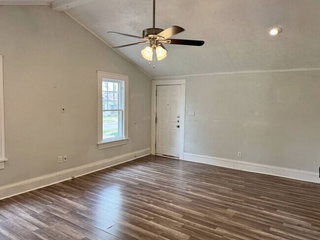 Building Photo - 3 Bed 2 Bath Home With Tons Of Natural Light