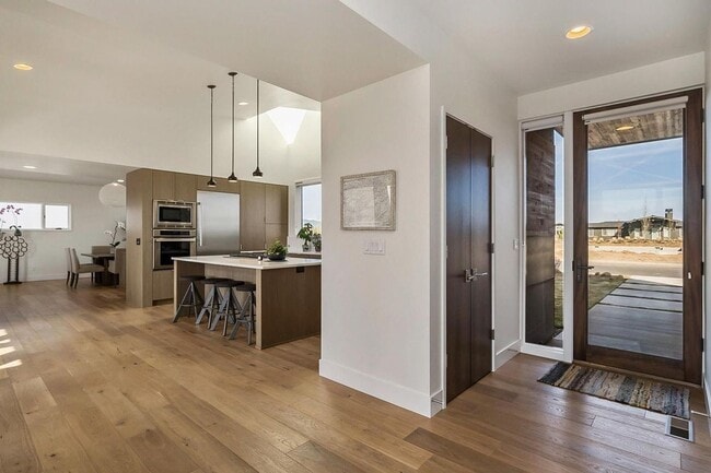 Building Photo - Luxury Tetherow Home | 3BR Furnished Retreat Near Mt. Bachelor