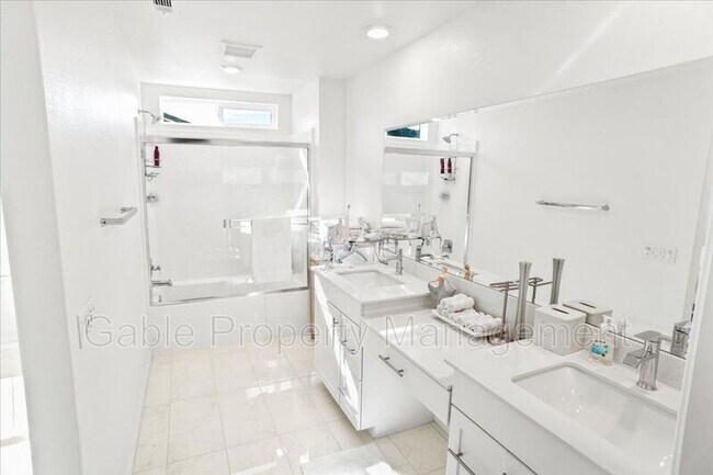 Building Photo - 17039 Titus Ln