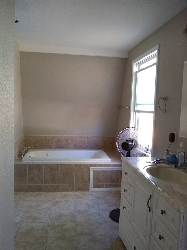 Building Photo - Charming 2 story home available on quiet s...