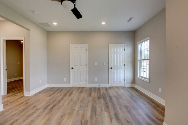 Building Photo - 102 Riverbend Dr