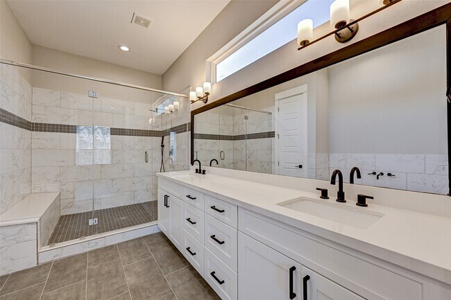 Building Photo - 1302 W 24th St