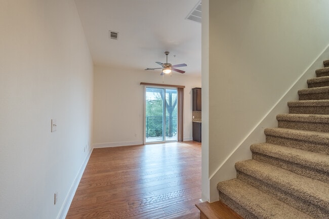 Building Photo - Beautiful 2 Bedroom, 2.5 Bath Townhome in Northwest Austin