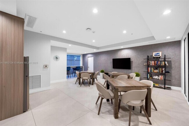 Building Photo - 704 N Ocean Blvd