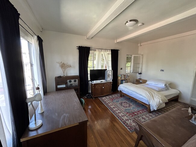 Building Photo - 229 S Westlake Ave