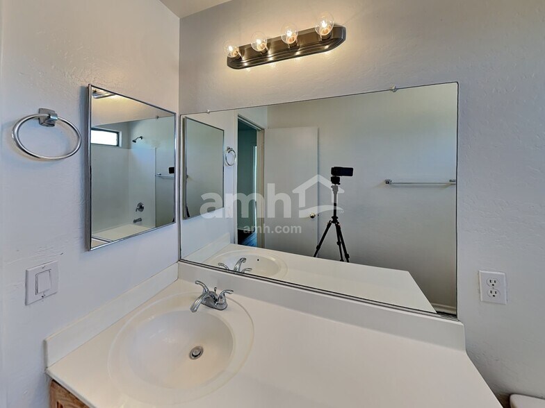 Building Photo - 12438 W Windrose Dr