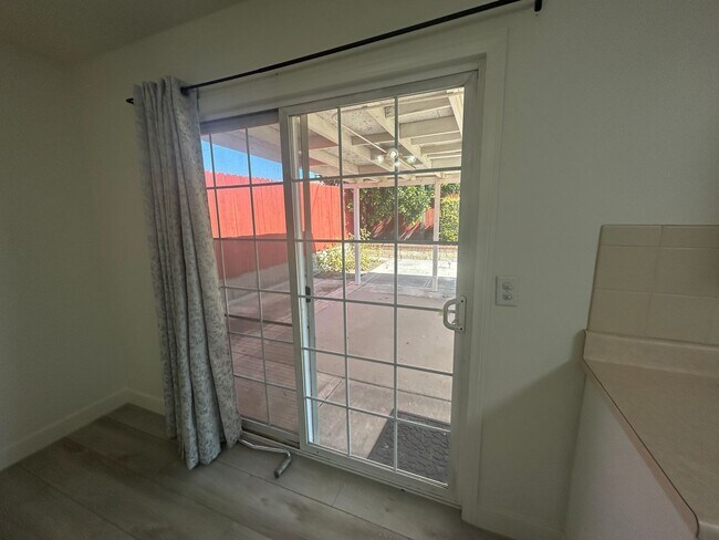 Building Photo - East End 4 Bedroom Home!