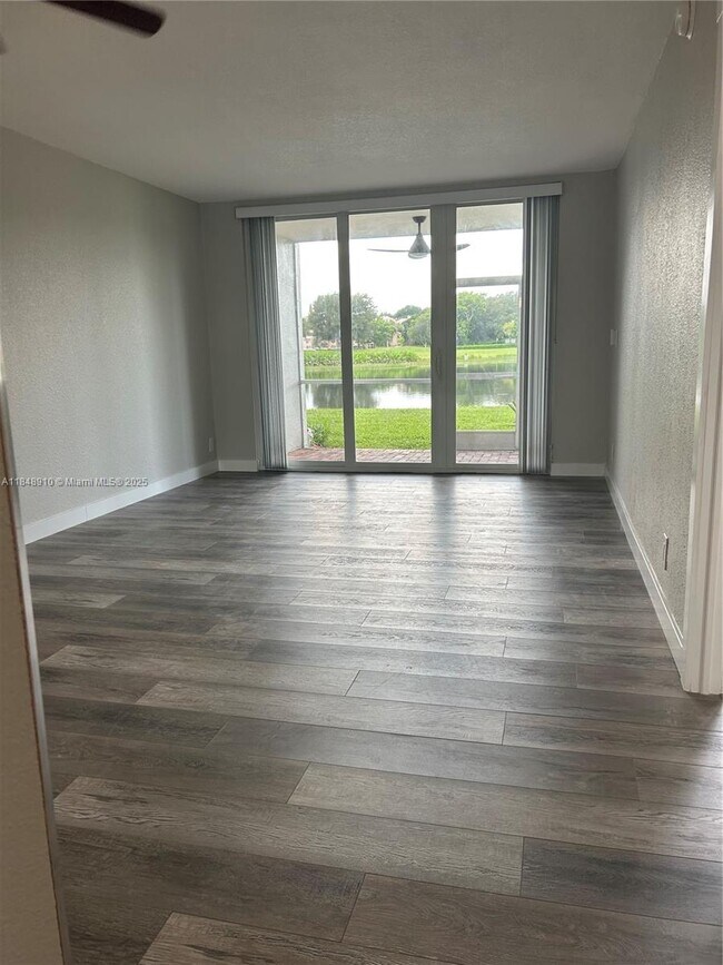 Building Photo - 9450 Poinciana Pl