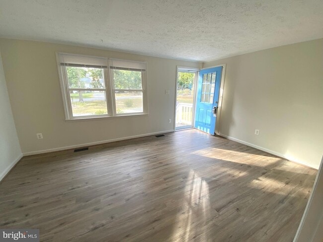 Building Photo - 611 Yorktown Blvd