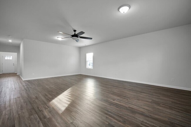 Building Photo - Great location in Richmond Hill