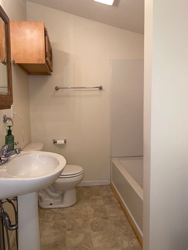 Building Photo - 4 Bedroom Duplex. Close to Campus and Downtown - Pre-Leasing for 26/27 School Year!