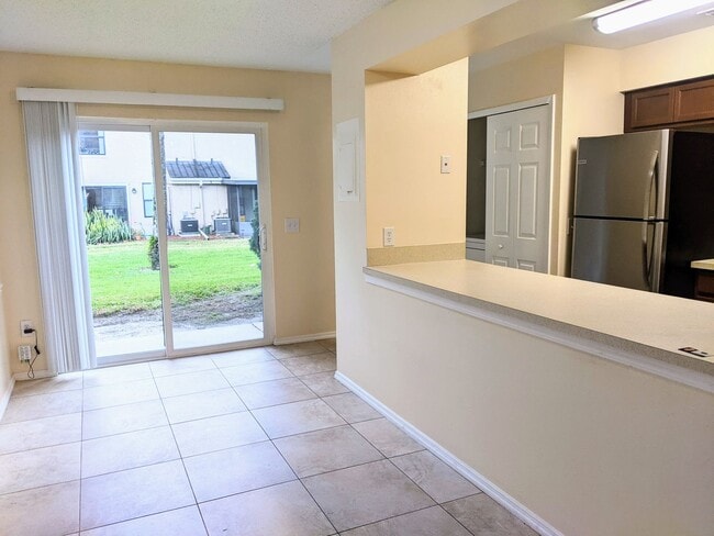 Building Photo - Well kept 2 bed/2.5 baths Townhome in the ...