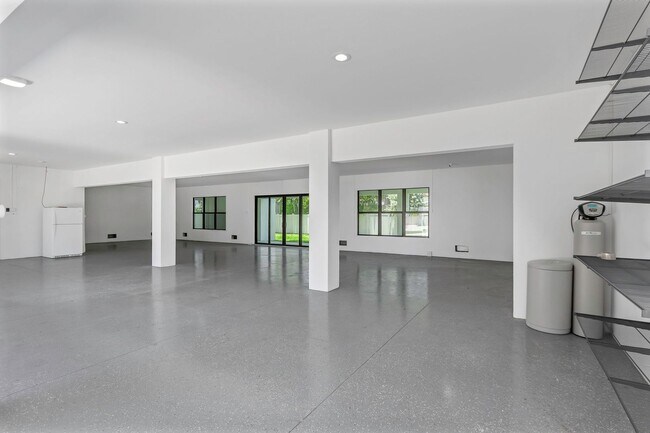 Building Photo - Stunning Custom Built Residence in the Exc...