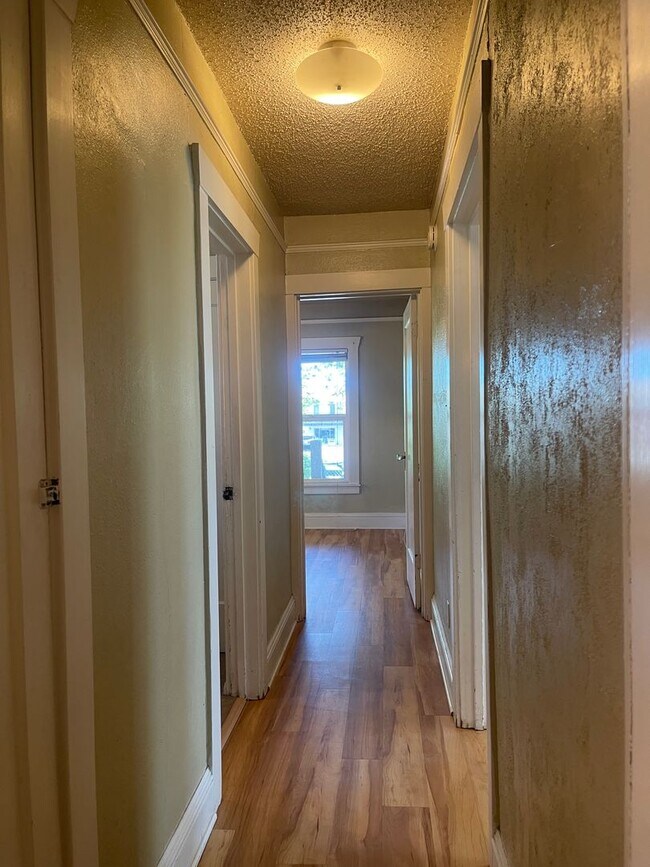 Building Photo - CHARMING 2 BED 1 BATH VICTORIAN HOME