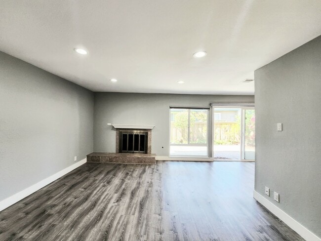 Building Photo - Spacious 4 bedroom in Foster City