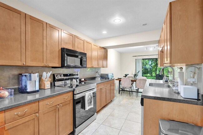 Building Photo - 9851 Riverside Dr