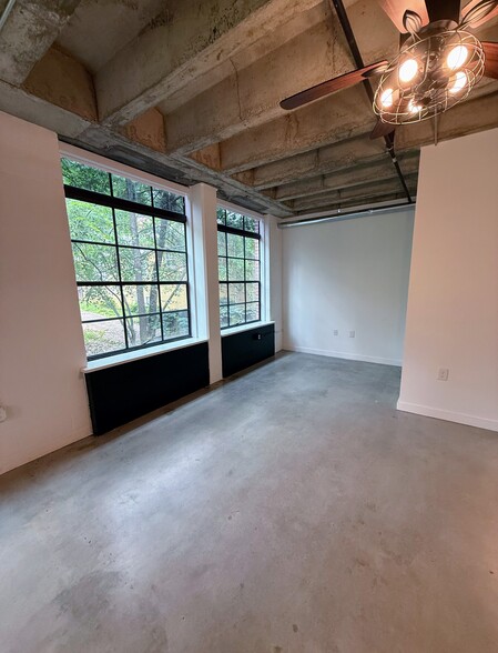 Building Photo - 1065 United Ave SE