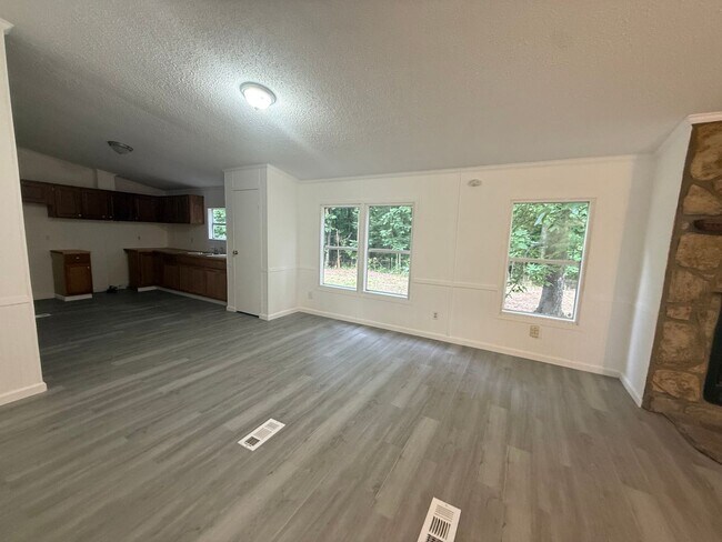 Building Photo - 4 Bedrooms, 3 Bathrooms with potential 5th Bedroom- Mobile home in Armuchee!