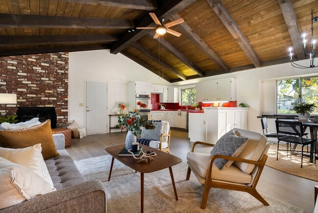 Building Photo - 1096 Corino Real Ct