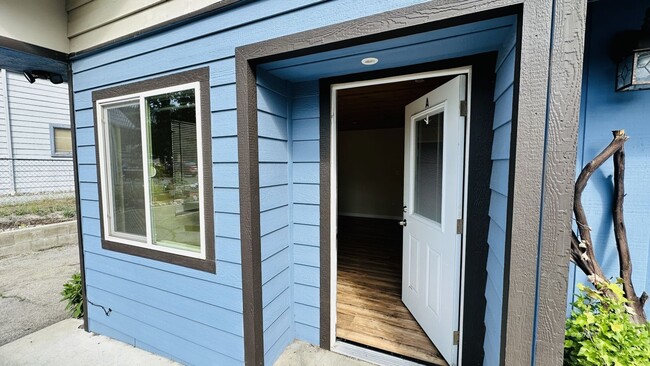 Primary Photo - Walk to town 1 Bedroom Apartment