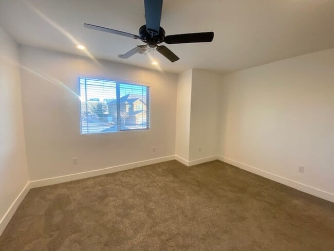 Building Photo - SPACIOUS TOWNHOME IN WASHINGTON