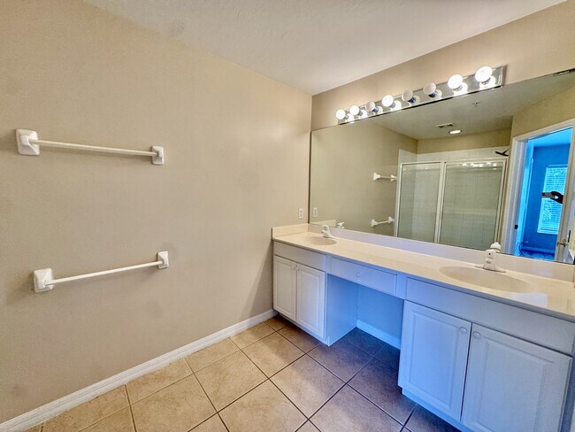 Building Photo - 912 Hampton Cir