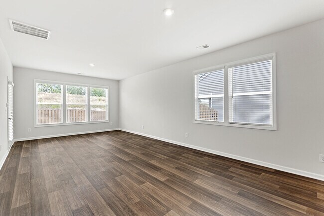 Building Photo - 644 Manitou Cir