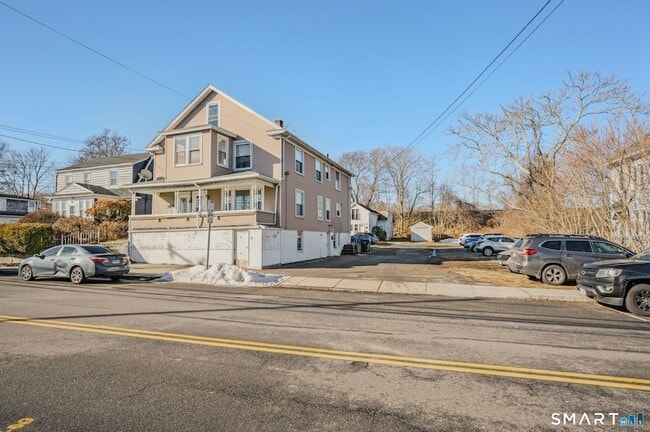 Building Photo - 113 Pequot Ave