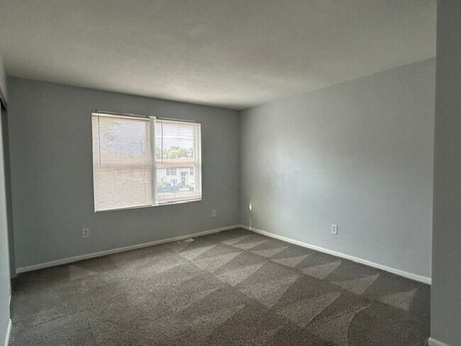 Building Photo - 819-823 Riverview Terrace