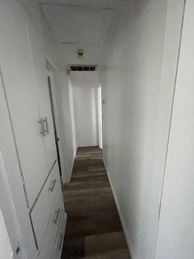 Building Photo - 11 N Howard St