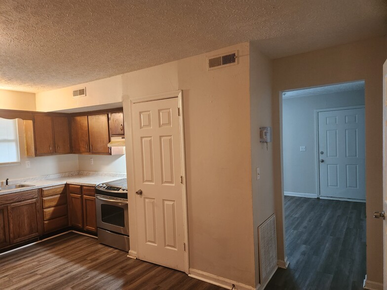 Building Photo - 3109 Wildwood Dr