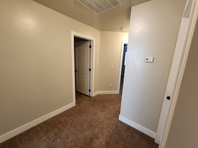Building Photo - Charming Townhome