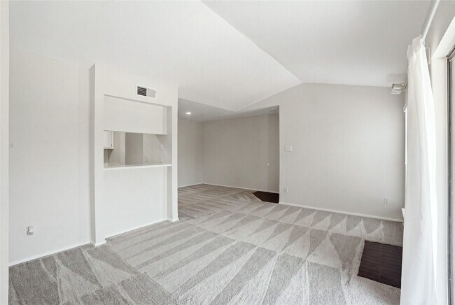 Building Photo - 2025 Augusta Dr