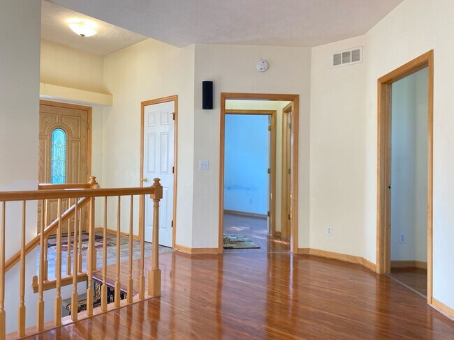 Building Photo - Stunning 5 bedrooms and 3 bathrooms in Wal...