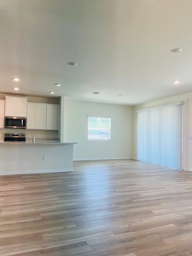 Building Photo - 5305 SW 52nd Ave