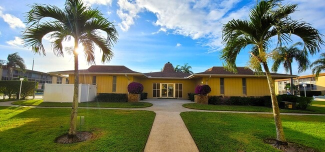 Building Photo - 300 Village Green Cir S