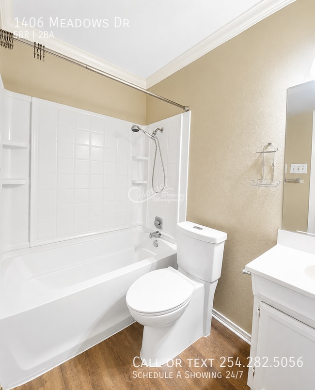 Building Photo - 1406 Meadows Dr