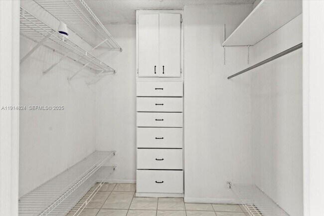 Building Photo - 18011 Biscayne Blvd