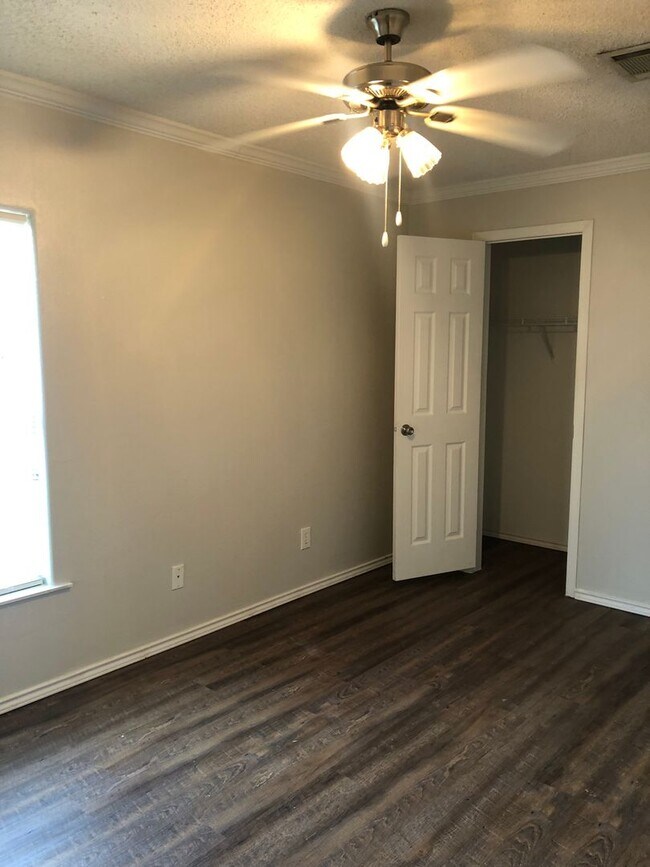Building Photo - 115 Varsity Dr