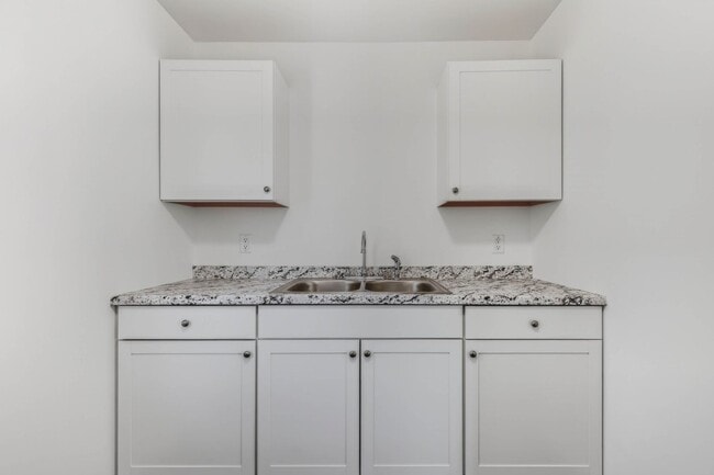 Building Photo - Renovated 2 bedroom home for rent Near Downtown Clarksville!