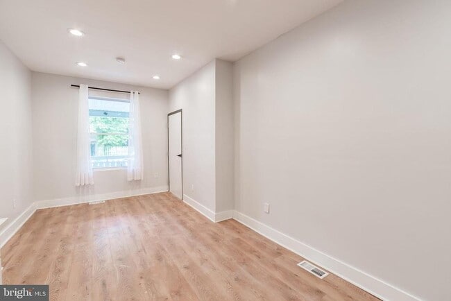 Building Photo - 5111 Willows Ave